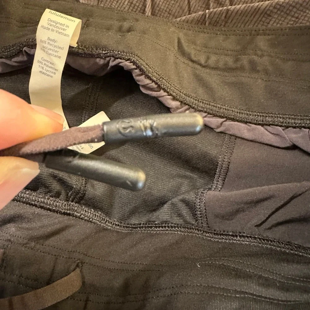 Lululemon Mens XL Grid Pattern Athletic Training Shorts Black Gray 9 Inch Inseam